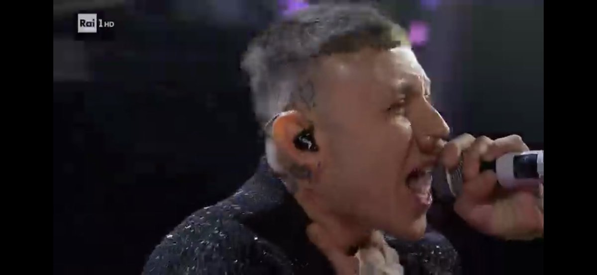 aleferaz's tweet photo. IL BOPPONE INCREDIBILE CHE HA CACCIATO LAZZAAAA #Sanremo2023 https://t.co/DscbhZhil8