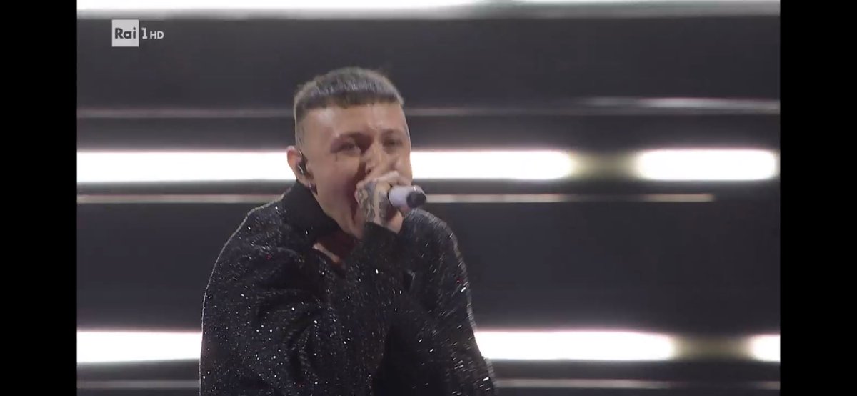 aleferaz's tweet photo. IL BOPPONE INCREDIBILE CHE HA CACCIATO LAZZAAAA #Sanremo2023 https://t.co/DscbhZhil8