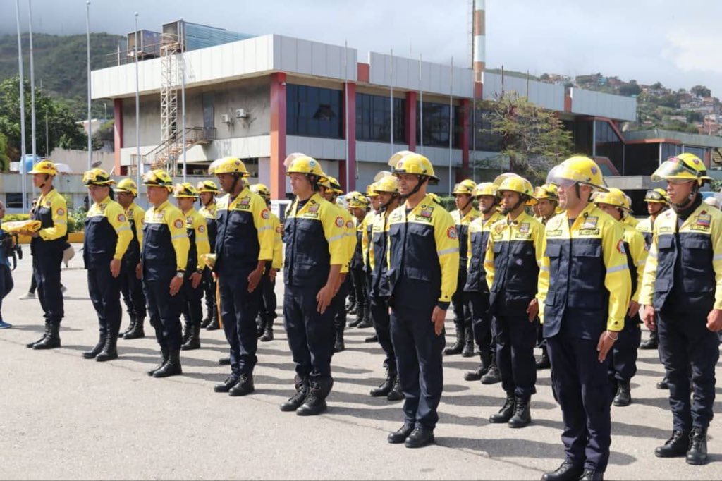 Hoy, parten a Chile 🇨🇱 nuestros brigadistas para brindar apoyo técnico especializado para el control y extinción de los incendios forestales en esta Nación Suramericana.
iUna vez más, Venezuela comprometida y solidaria con los pueblos de la Patria Grande!