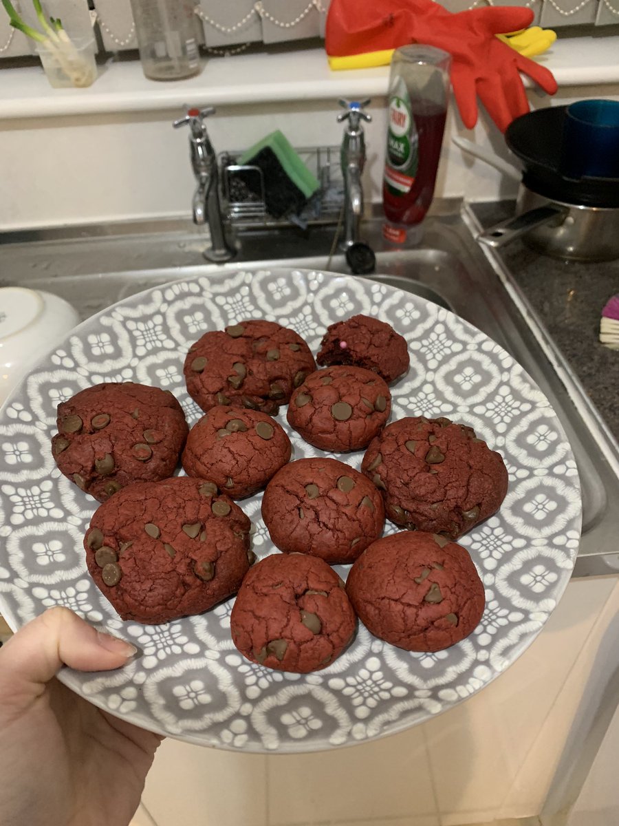 We did a lil baking on stream last night👀 red velvet cookies &amp; sugar cookies with royal icing

Did not expect to spend so long doing it tho damn 💀