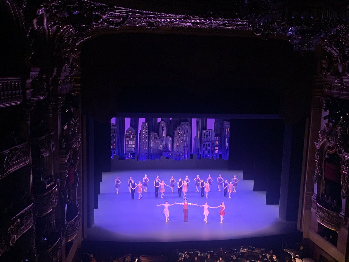 RaphaelleFrija's tweet photo. [Intermede danse] Soirée Balanchine très réussie à @BalletOParis entre le classicisme altier de Ballet Imperial et l’ambiance jazzy, hyper énergisante et si new-yorkaise de Who Cares 🤩 👏🏻 https://t.co/O8uVz6AwGW