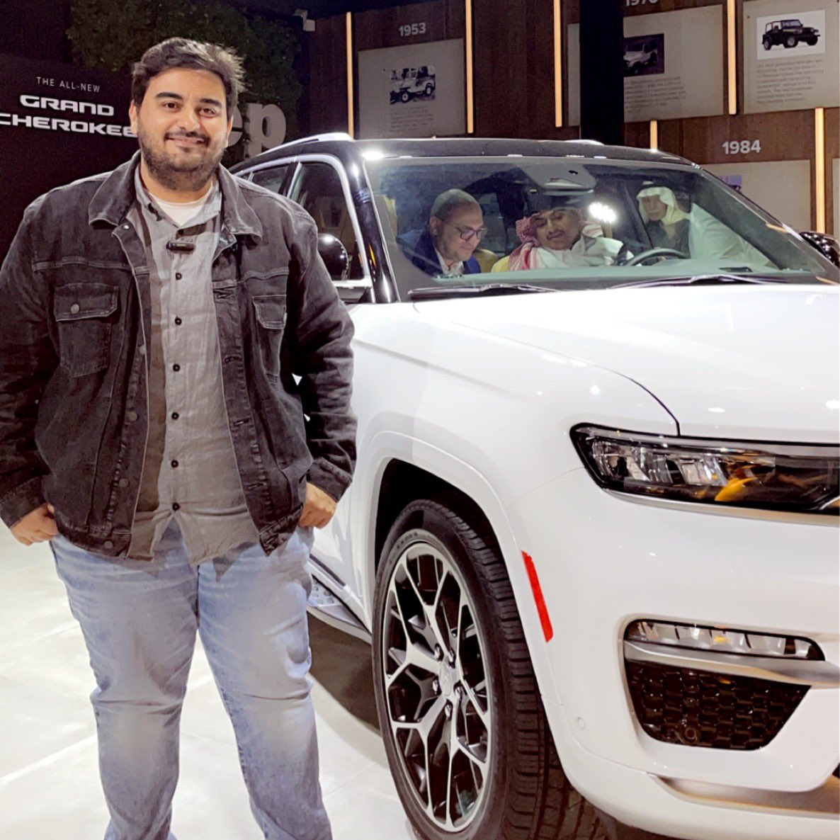 AGRammal's tweet image. جيب 🚙 تدشن جراند شيروكي ( SWB ) بقاعدة العجلات القصيرة 5 ركاب رسميا في المملكة 🇸🇦

بقياسات و محرك جديد مختلفة عن L الطويل 

و بأسعار تبدأ من 223,000 ريال ( شاملة الضريبة المضافة ) 
#Jeep #GrandCherokee  #OIIIIIIIO