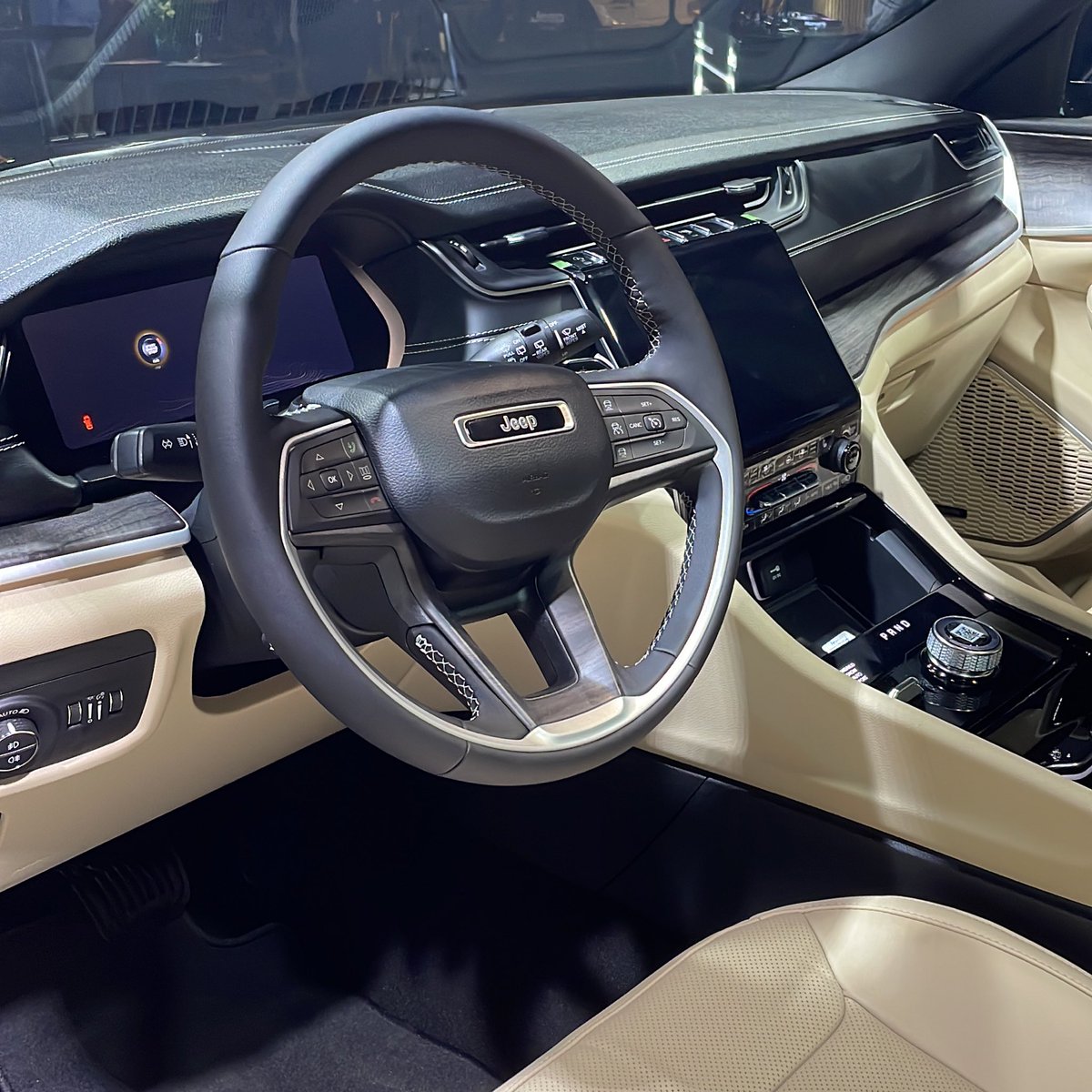 AGRammal's tweet image. جيب 🚙 تدشن جراند شيروكي ( SWB ) بقاعدة العجلات القصيرة 5 ركاب رسميا في المملكة 🇸🇦

بقياسات و محرك جديد مختلفة عن L الطويل 

و بأسعار تبدأ من 223,000 ريال ( شاملة الضريبة المضافة ) 
#Jeep #GrandCherokee  #OIIIIIIIO