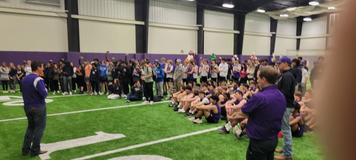 MrFWeiss's tweet photo. It's a great day when @ihsfrisco staff can join in and celebrate student success. Congratulations to these young men and best of luck competing at the next level. Thanks to our teachers &amp; coaches for seeing them through to their finish line @IhsBooster @IHSKnightsFB https://t.co/xVpalcMrPE