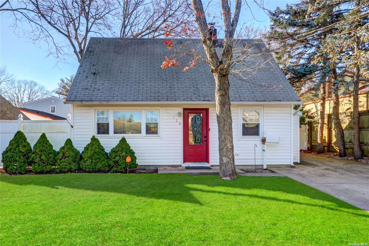 stacymcfadden's tweet photo. Do you know someone looking for a great #property in #NorthBabylon?   #realestate https://t.co/jkh0jaxNbE https://t.co/nqQNatl1K5