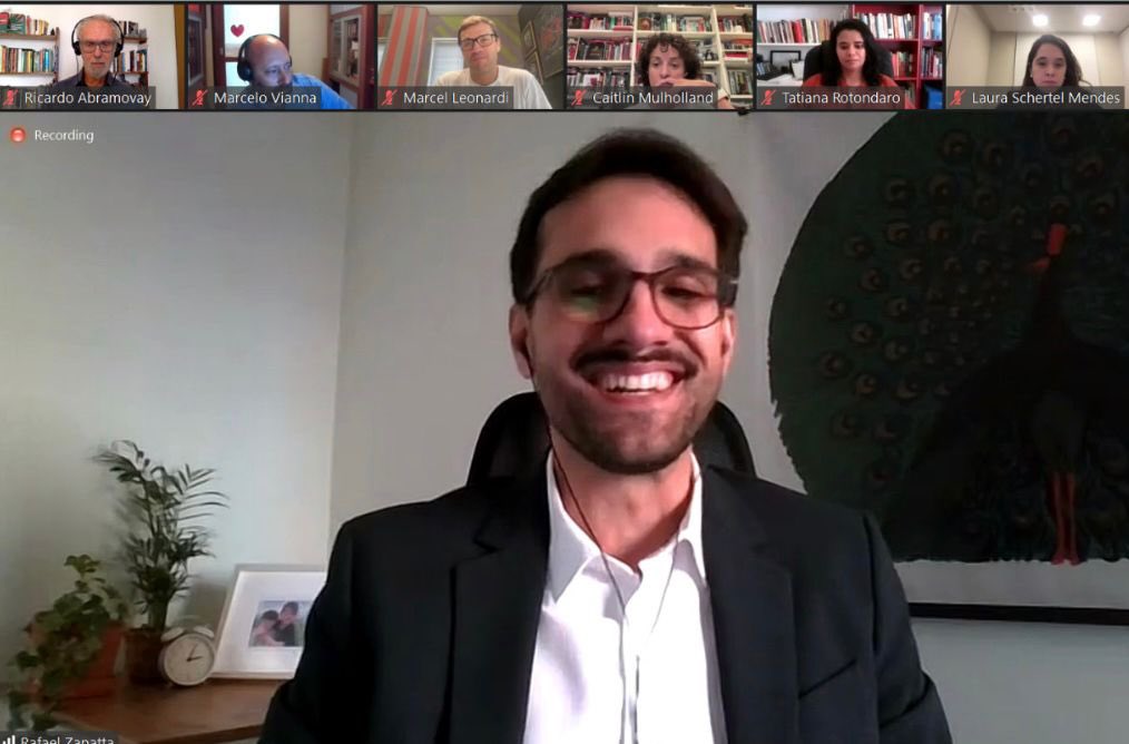 Rafael Zanatta (@rafa_zanatta) on Twitter photo Sorriso bem largo pois hoje defendi uma tese de doutorado na USP com um orientador incrível (<a href="/abramovay/">Ricardo Abramovay</a>) e uma banca excepcional, interdisciplinar, generosa e capaz de conciliar rigor com gentileza. Muito humano.
Valeu as mais de 60 pessoas que aguentaram as 4 horas de arguição. Sorriso bem largo pois hoje defendi uma tese de doutorado na USP com um orientador incrível (<a href="/abramovay/">Ricardo Abramovay</a>) e uma banca excepcional, interdisciplinar, generosa e capaz de conciliar rigor com gentileza. Muito humano.
Valeu as mais de 60 pessoas que aguentaram as 4 horas de arguição.