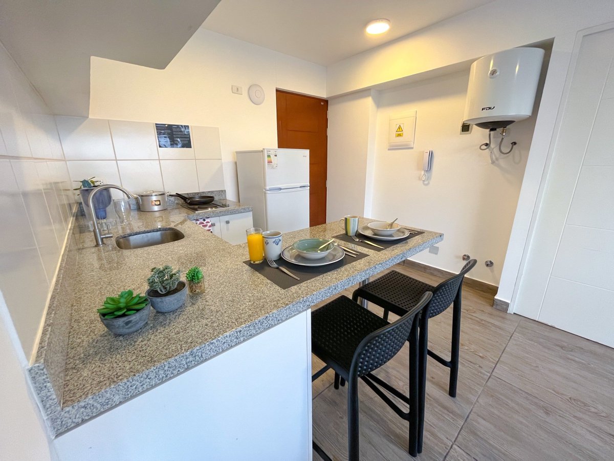 TODO AMOBLADO AL LADO DE LA PUCP
✅FORMATO ROOMMATE
✅Habitación con baño propio y closet
✅Sala amoblada
✅Kitchenette y comedor: cocina, horno microondas, refrigerador
✅Acceso a: Coworking, Terraza, Gimnasio, Zona de Parrillas
¡Ven y alquila!
📲Escríbenos al 51 939978882