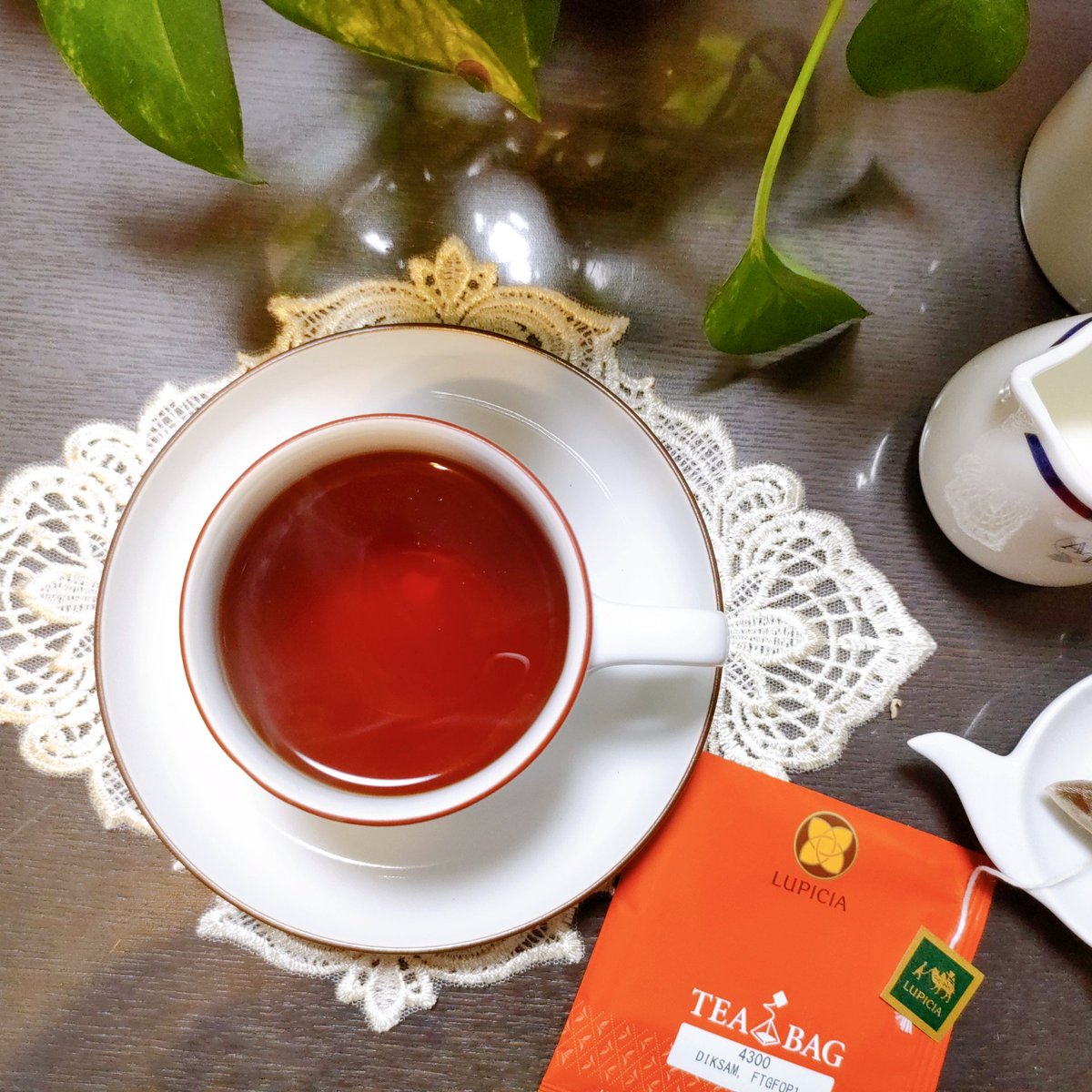 KuroameTea52's tweet photo. 朝のお茶☕✨
#LUPICIA の #DIKSAM , FTGFOP1, ティーバッグ。
アッサム地区にある茶園なんだそうです。
甘い焼き芋のような香り。渋みはあまり無くコクがある。
ミルクを入れて飲みました🥛美味しい💛💛💛
さあて。息子の弁当作らねば!😂💪✨
#茶好連 #木漏れ日のお茶会 #ディクサム https://t.co/mq1HJL4kDn