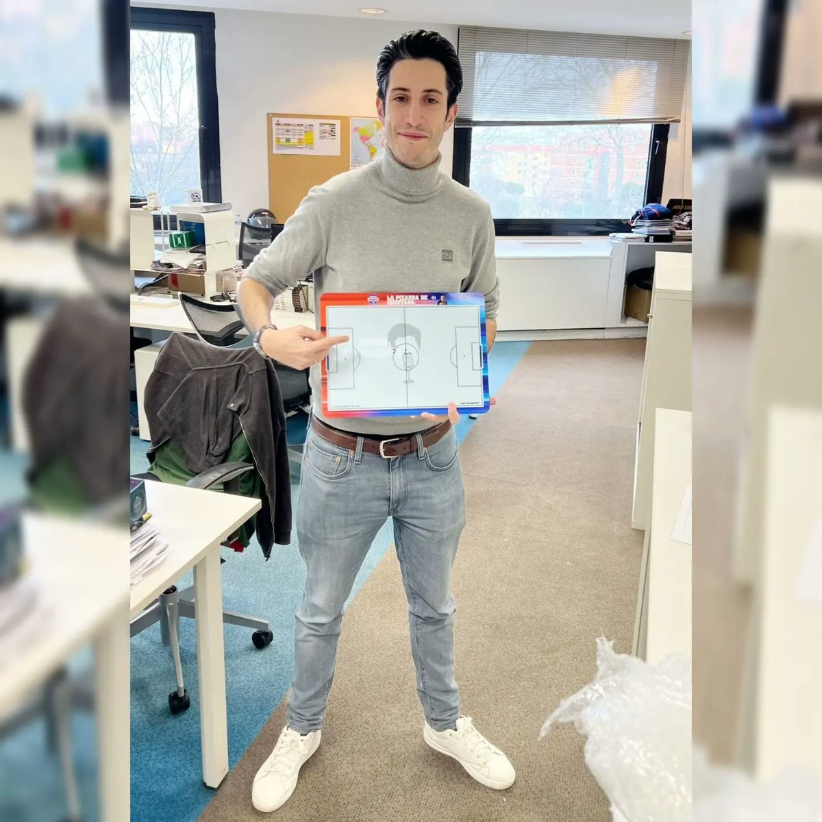 PayanSport's tweet photo. Como bien dice @nahuelmirandada, La pizarra de La Pizarra de Quintana 👌.
Gracias a @LAManchado y Nahuel por confiar en PAYANSPORT y llevar a cabo esta maravilla 🤩.
Esperamos que @migquintana la disfrute mucho 💪 https://t.co/CYKnoN6Pqs