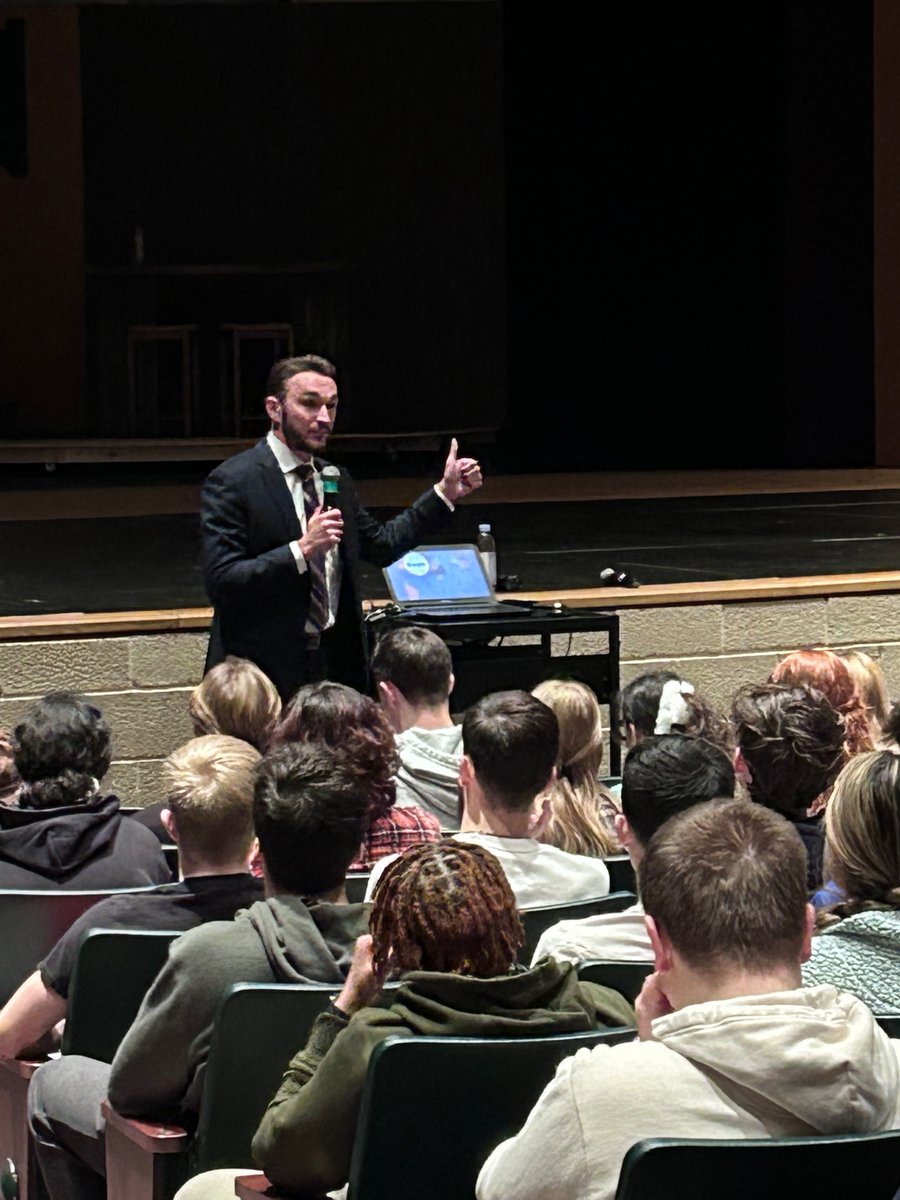 ViewHealthy's tweet photo. Evan from Minding Your Mind talked with the Senior Class today about the importance of taking care of your mental health https://t.co/oGRwSZbXA2