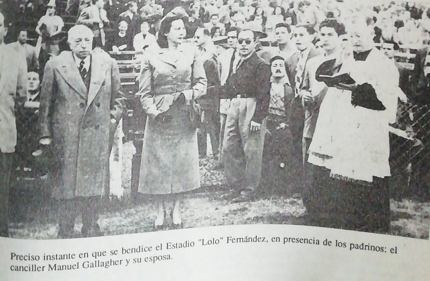 Republica_AL's tweet photo. @LaUesDeSuGentee El "Lolo", fue construído con plata que jamás le pagaron al Banco Hipotecario, sobre un terreno regalado por el gobierno de Prado y en la inauguración le pidieron a Odría que sea el padrino del estadio y este mandó a su canciller.
¡SIEMPRE CABECEADORES Y LAMIENDO EL PODER! https://t.co/qGIhAWG7m1