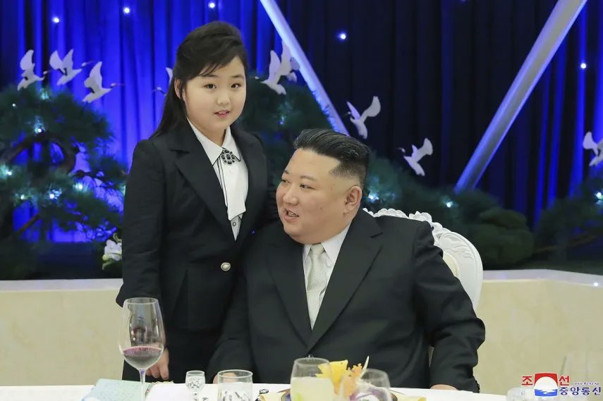 #Mundo | El líder de Corea del Norte, Kim Jong Un, alabó el “poderío irresistible” de su ejército con armamento nuclear en una visita a las tropas, acompañado por su hija, para conmemorar el 75to aniversario de su fundación bit.ly/40F1282