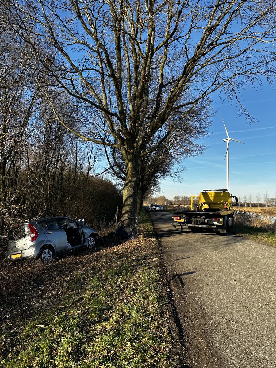 Vandaag hebben wij geassisteerd bij een ongeval letsel aan de Westelijke Havendijk. De bestuurder zat bekneld in het voertuig. De weg was door ons tijdelijk afgesloten en de man is door de brandweer bevrijd. De man is door de ambulance ter controle meegenomen naar het ziekenhuis.