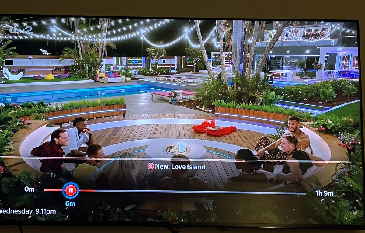 claudz1515's tweet photo. Anyone notice the difference takes when the boys were sitting but happened to be the same conversation 🤔 #LoveIslandUK #suchashow #sofake #allstaged https://t.co/1IQsZNWx8y