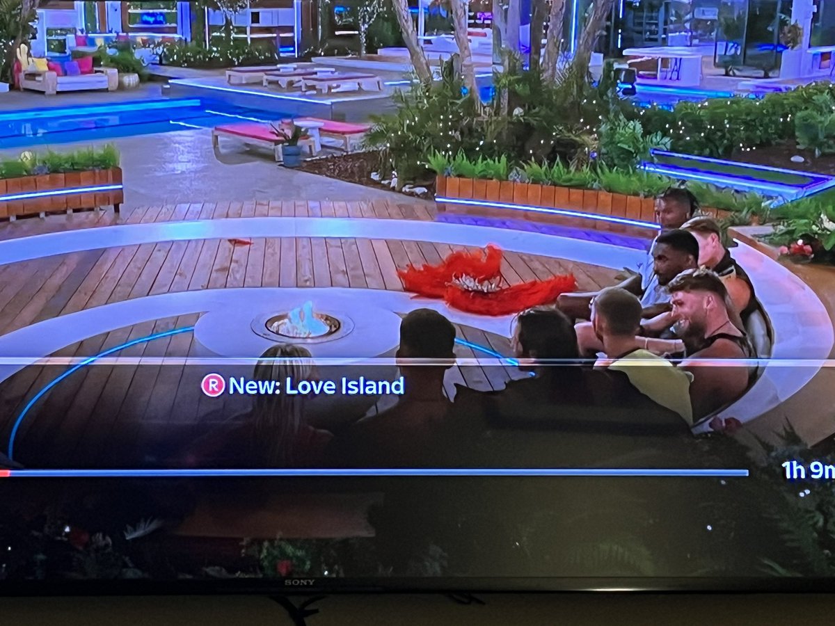 claudz1515's tweet photo. Anyone notice the difference takes when the boys were sitting but happened to be the same conversation 🤔 #LoveIslandUK #suchashow #sofake #allstaged https://t.co/1IQsZNWx8y