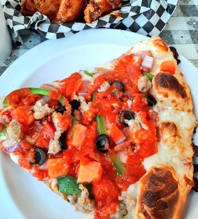 FoodieGrizzly's tweet photo. A1 #FoodTravelChat
#NationalPizzaDay
1. Stone Werk Big Rock Grille #SATX
2. 📷 #BrokenStone #Pizza
#YummyliciousChef #travel
#restaurants https://t.co/v3idkS8pNG