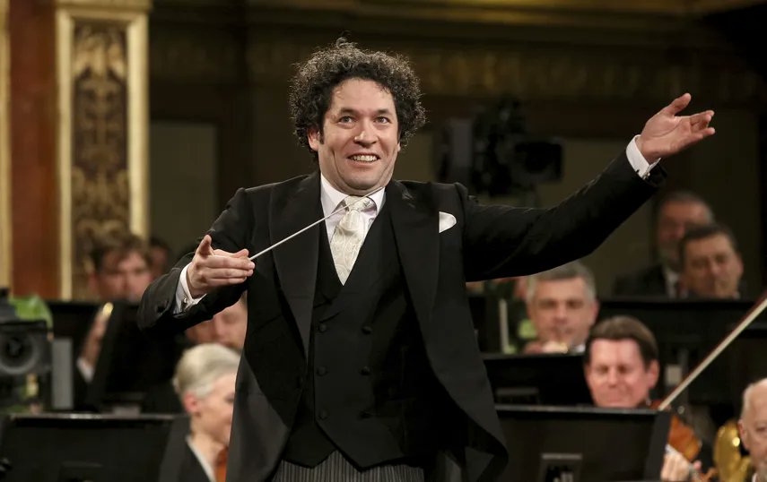 DLasAmericas's tweet photo. #Cultura | El venezolano @GustavoDudamel suplirá al holandés Jaap van Zweden, quien será parte de la Filarmónica hasta esta temporada https://t.co/seu2a9TMBp https://t.co/sLFFnkqi45