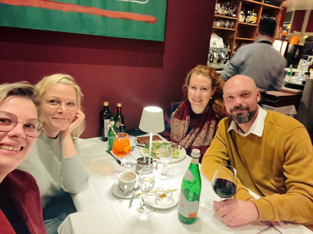 Jess_Nie_'s tweet image. Gediegener Abend mit famosen Leuten! 
Eine wunderbare #Sipol-Runde in #Berlin 🌿