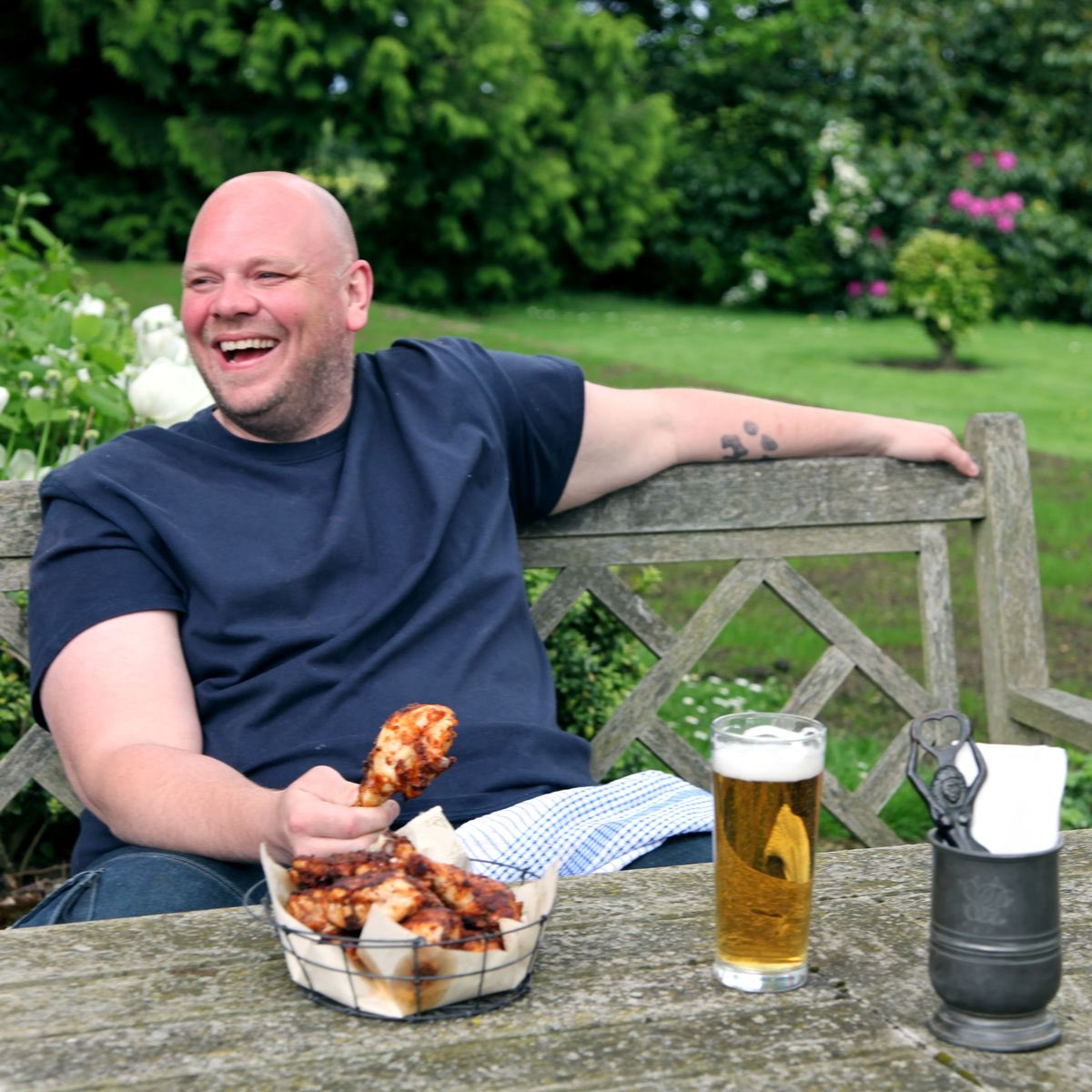 D3eaks86's tweet photo. Is it me or is Tom Kerridge on the comms for Sunderland vs Fulham? #SunFul #FACup #tomkerridge https://t.co/JTDBeSfLRM