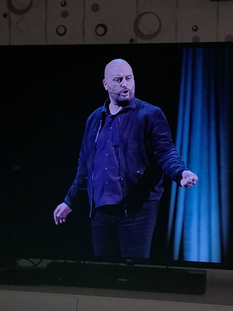 helene291084's tweet photo. Bravo @commandeur_j quel spectacle ! Impossible de m'arrêter de rire 😂 #toujoursendouceur #TMC https://t.co/ew5qOzBoDH
