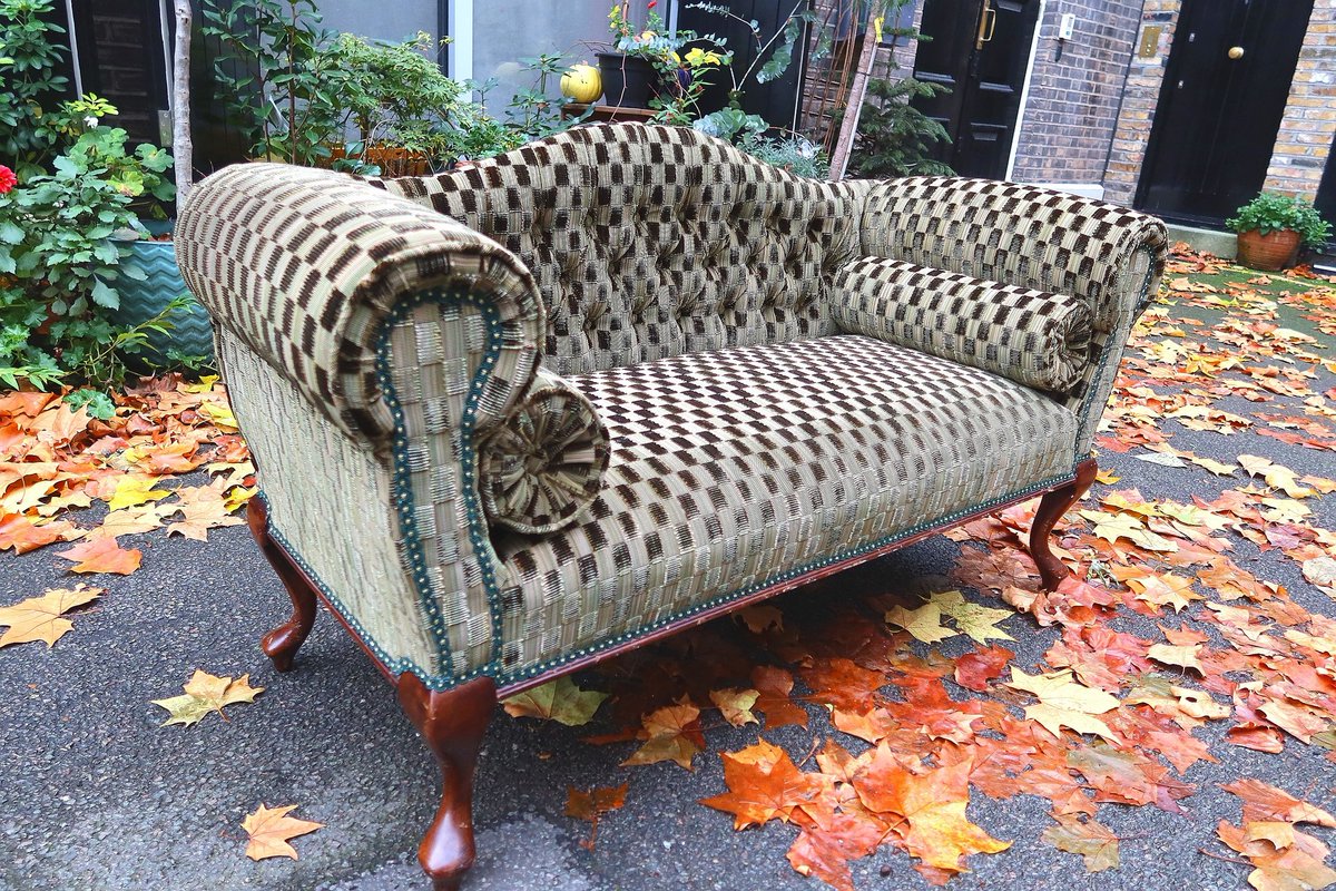 Kennington_Upho's tweet image. Antique deep buttoned chaise lounge with two bolsters were reupholstered by our team in curved velvet from @pierrefrey.

#chaiselounge #chaiselongue #velvetchaise #reupholsteredfurniture #furniturerestoration #upholsteredfurniture #reupholstery #reupholstered #upholsterylondon
