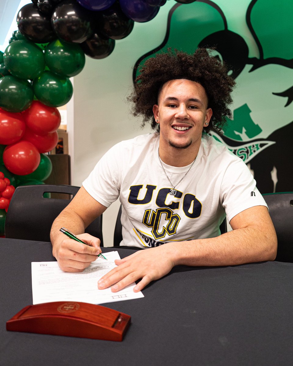 Bishop McGuinness Catholic High School (@bmchsokc) on Twitter photo 𝑺𝒊𝒈𝒏𝒆𝒅 x3 ✍️
Congrats to Kellen Fraile (Washington University), Brody Smith (Southwestern College) and Kazeyn Bird (UCO) for signing to continue their football careers! #IrishPride 𝑺𝒊𝒈𝒏𝒆𝒅 x3 ✍️
Congrats to Kellen Fraile (Washington University), Brody Smith (Southwestern College) and Kazeyn Bird (UCO) for signing to continue their football careers! #IrishPride