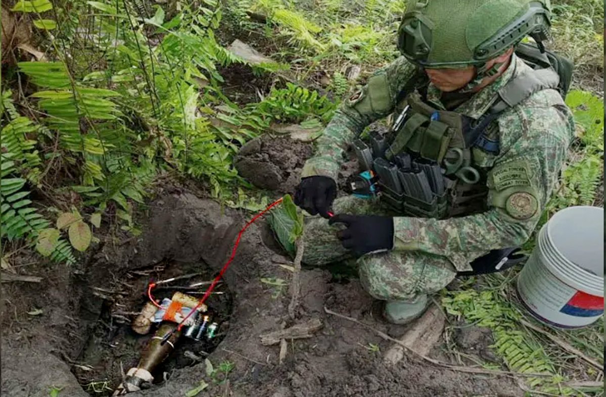 JCRivera03's tweet photo. Authorities disclosed that the AFP engaged BIFF's Boy Jacket's group in Maguindanao del Sur on Sunday killing 3 terrorists, capturing another and recovering 3 IEDS. The AFP were informed of the terrorist position thanks to brave residents that wanted BIFF out of their community https://t.co/7U2vCJPzQv
