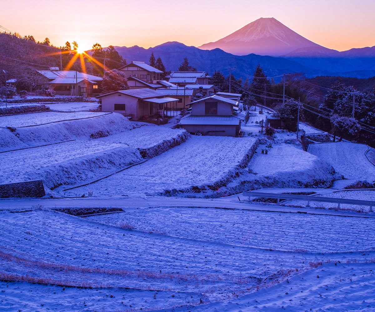 降雪の日の出 富士川町で以前撮影。