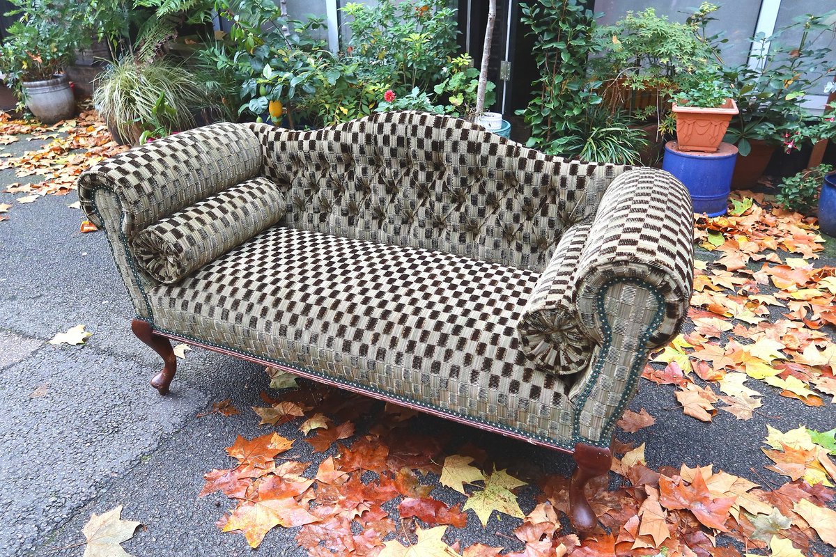 Kennington_Upho's tweet image. Antique deep buttoned chaise lounge with two bolsters were reupholstered by our team in curved velvet from @pierrefrey.

#chaiselounge #chaiselongue #velvetchaise #reupholsteredfurniture #furniturerestoration #upholsteredfurniture #reupholstery #reupholstered #upholsterylondon