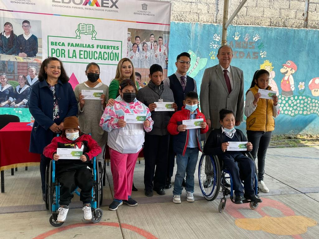 Cam5Temoaya's tweet photo. El día de hoy se otorgaron las #BecasFamiliasFuertes  a alumnos del #cam5 de la comunidad del #municipiodetemoaya @SEB_Edomex @alfredodelmazo #EscuelasFuertes https://t.co/TfaNXHaL7A