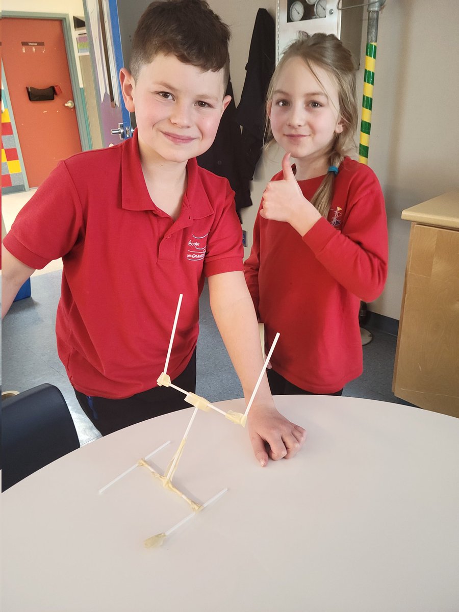 Défi STEM Superbowl au labo créatif. Prochaine étape : concours de lancer de ballon. Stay tuned for step 2 of the Superbowl STEM challenge: football flicking contest <a href="/EcoleGV/">École des Grands-Vents</a>