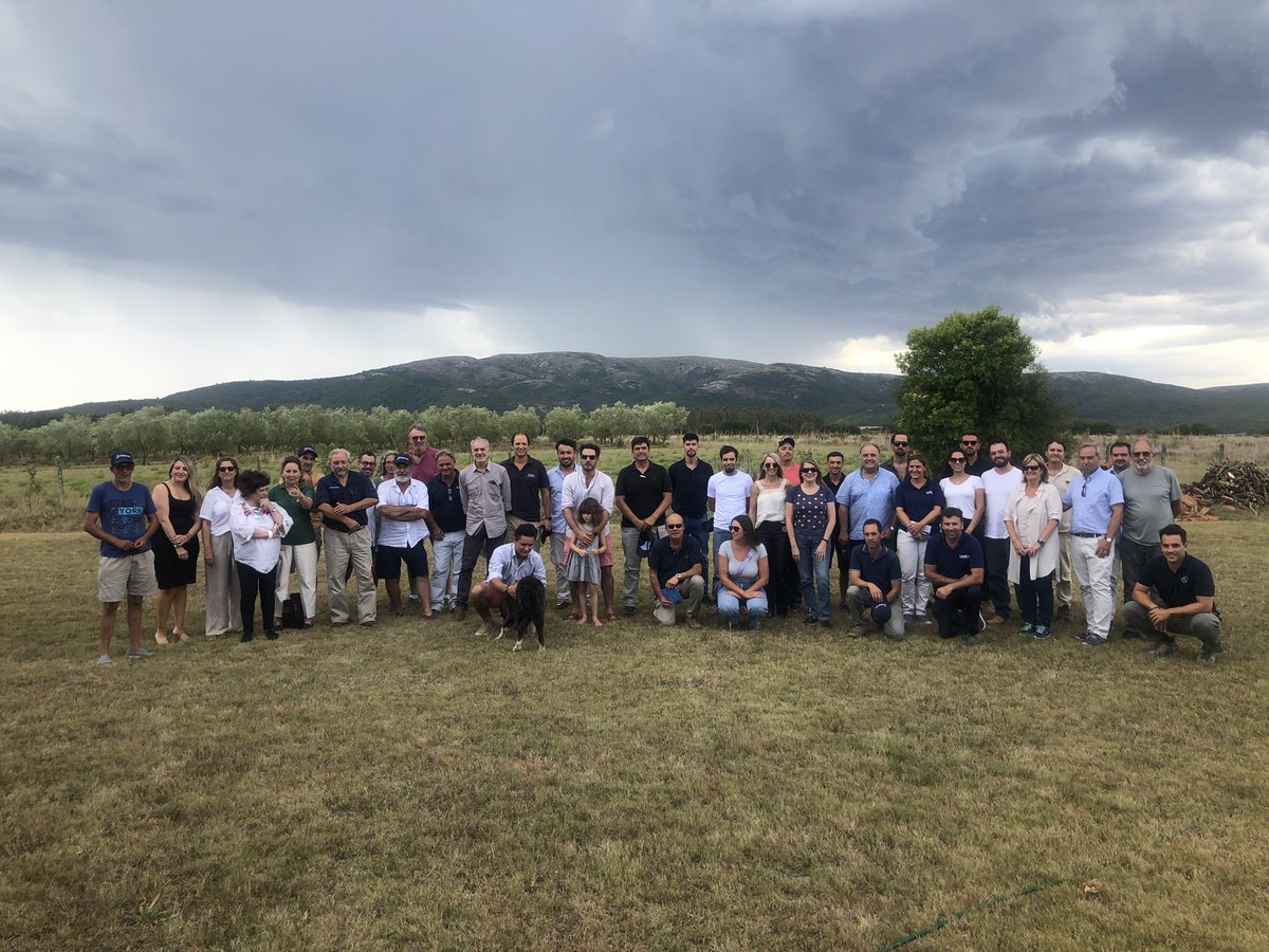 MartinRobaina1's tweet photo. Con gran éxito y muy buena convocatoria se dio cierre al curso de #asolur en #olivosdelasanimas Productores de todo el país trabajando juntos por el aceite de oliva virgen extra del 🇺🇾 🫒🕊 https://t.co/r00oSRD81b