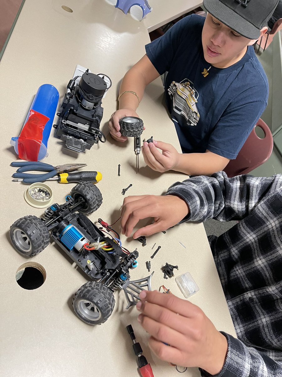 Rob__Fitzgerald's tweet image. I find student really enjoy deep learning if the can use their hands…@elonmusk @breadcentric @AWS_Edu @karpathy