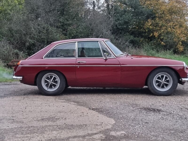 QuirkyCars's tweet photo. MGB GT, 1972, Damask Red https://t.co/THgfaP0X5h https://t.co/Uq031bstMl