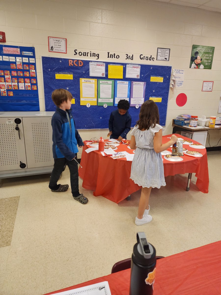 SkowrStem's tweet photo. Another fun math review with my kiddos today! #FractionPizzaria #LoveMyLittleClass #ClarkCreekSTEM https://t.co/c1hA61rYnS
