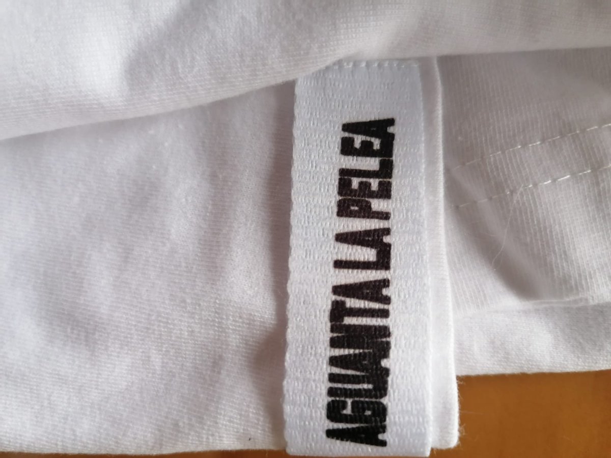 aguantalapelea's tweet photo. Esto es un bastinazo. El cuplé que cantó la Juani en el gallinero ya tiene camiseta.

Os dejamos algunos detallitos de nuestro nuevo modelo.

Reservas mediante DM y📱677 860 335

Camiseta 15€
Sudadera 25€

Recogida en Cádiz y en Sevilla.
Envíos a toda la península.
#COAC2023C3 https://t.co/XXb8GLA8Jk