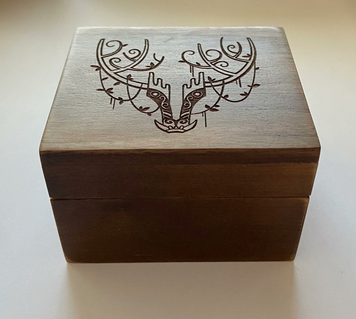 🎶LIMITED RELEASE🎶
We have a few music boxes left over from our OST Kickstarter! The custom Yunsheng mechanism inside can be wound to play a verse of 'Something In The Woods'. 

Get it while it lasts!
worldwalker-games.myshopify.com/products/wilde…

#gamemerch #indiegame #limitedrelease #gamemusic