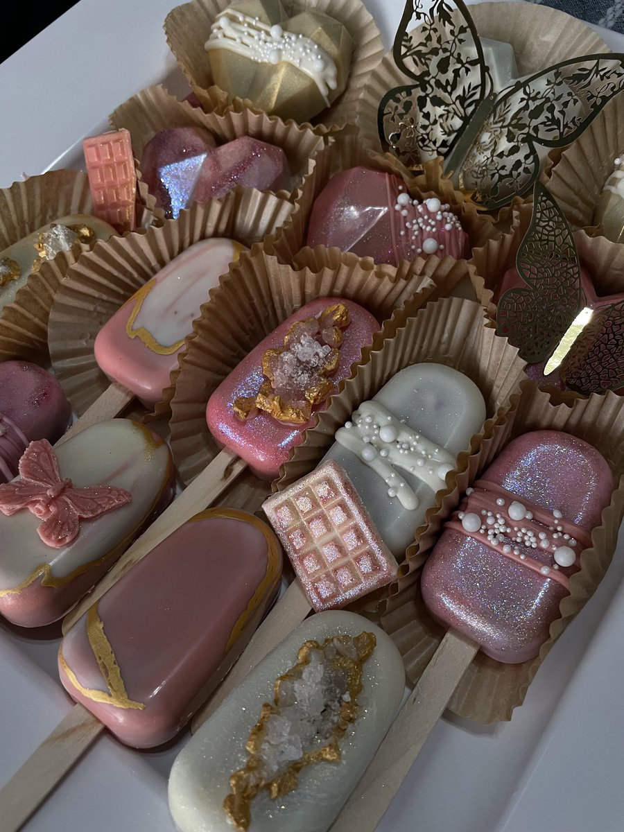 lightskinGuerra's tweet photo. @perico7_ My prices range from $35 - $120. I think some need to understand it takes technic, time , material and lots of patience cause Lord knows chocolate is not easy to work with. https://t.co/03pJq9uSyW