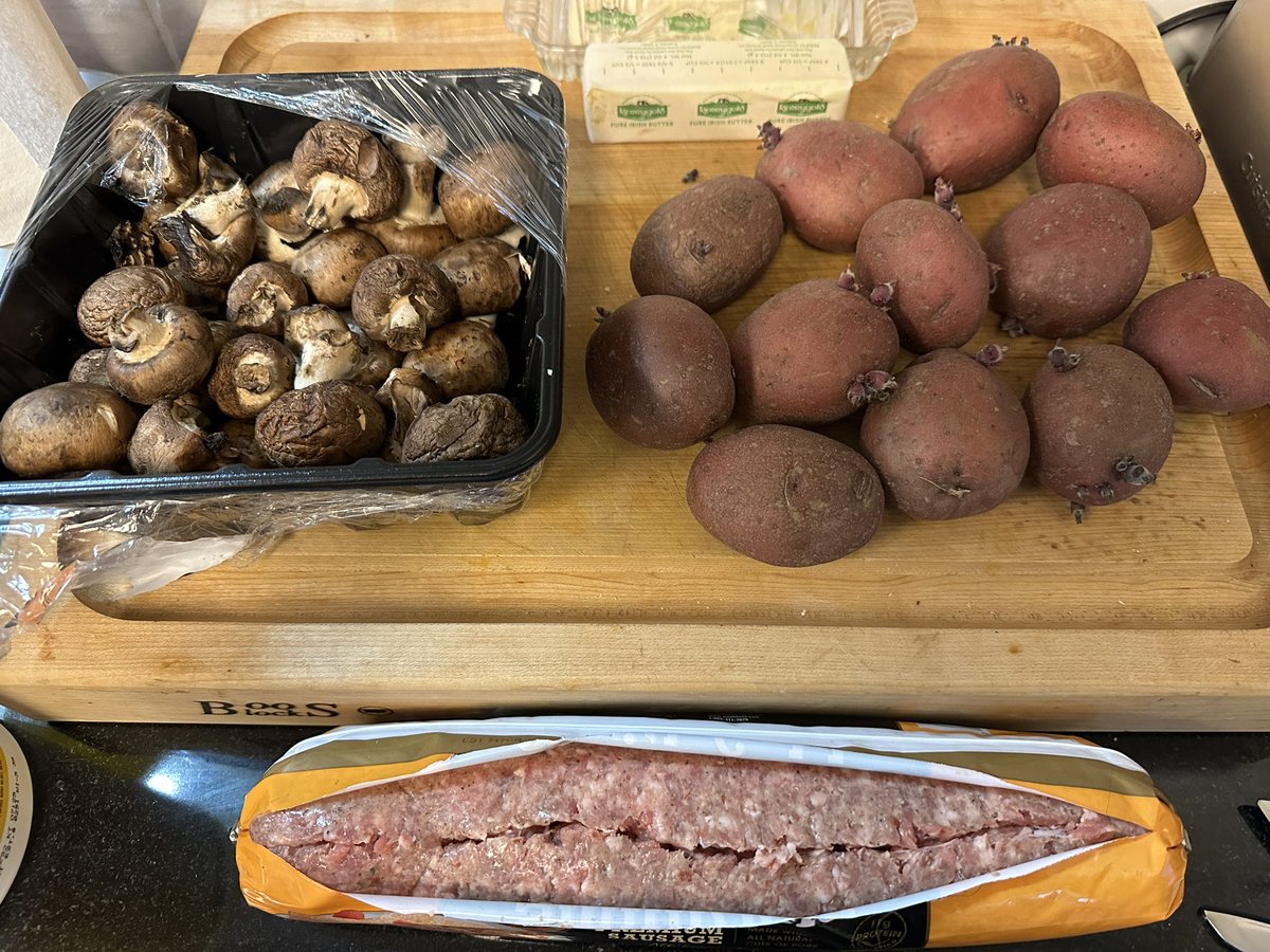 krissyhaynie's tweet photo. Fridge clean out day equals, sausage/mushroom/potato/corn/ celery cheesy soup. #leftoverqueen #wingingit #whatsfordinner https://t.co/lIcNJMJk8c