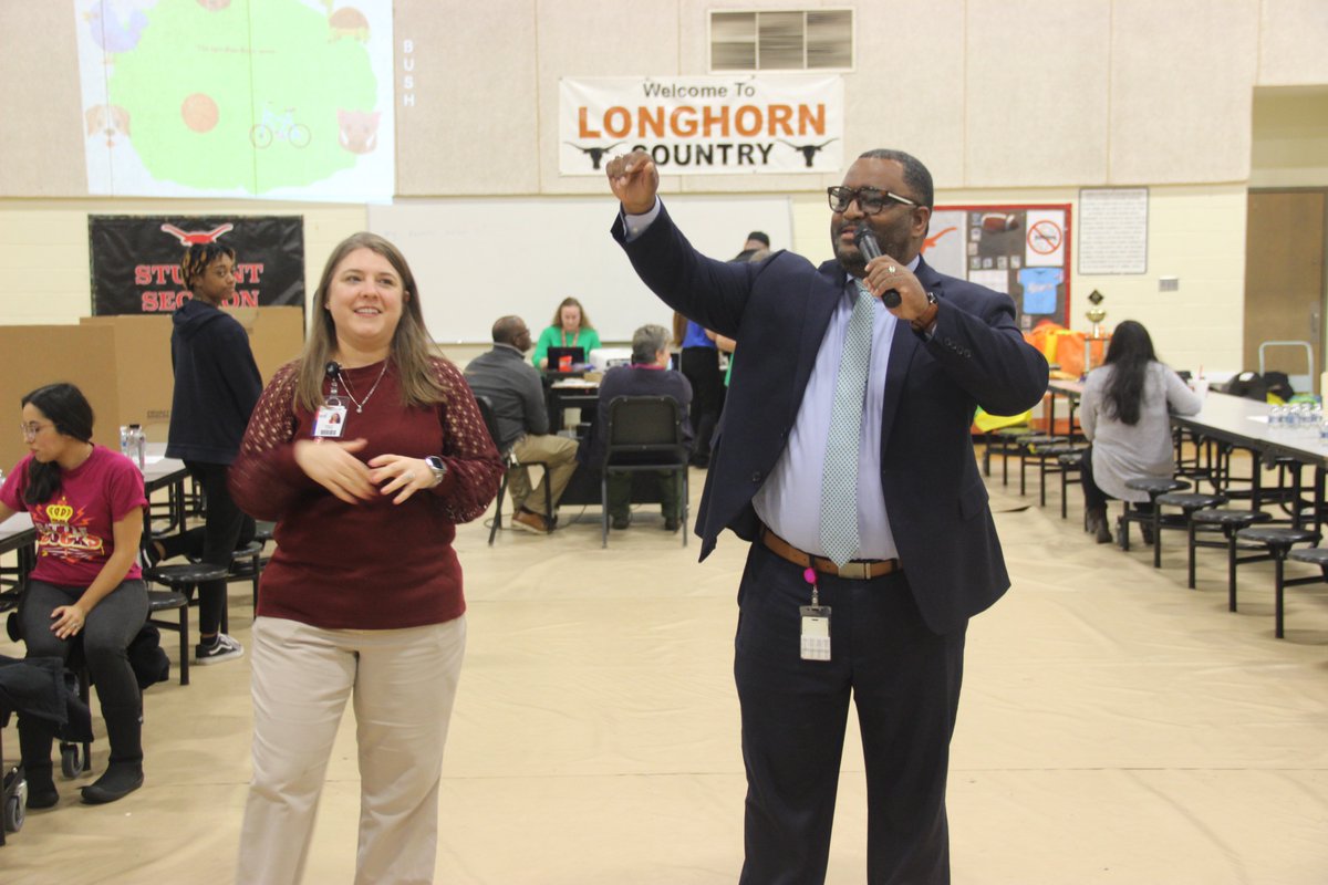 YMLAGPISD's tweet photo. Tuesday night, YMLA hosted the Battle of the Bluebonnets competition for elementary campuses in GPISD. Below are just a few images of a successful night of student, parent, and community involvement promoting the joy of reading! #gpisdlibraries https://t.co/GrZTBe2uGr