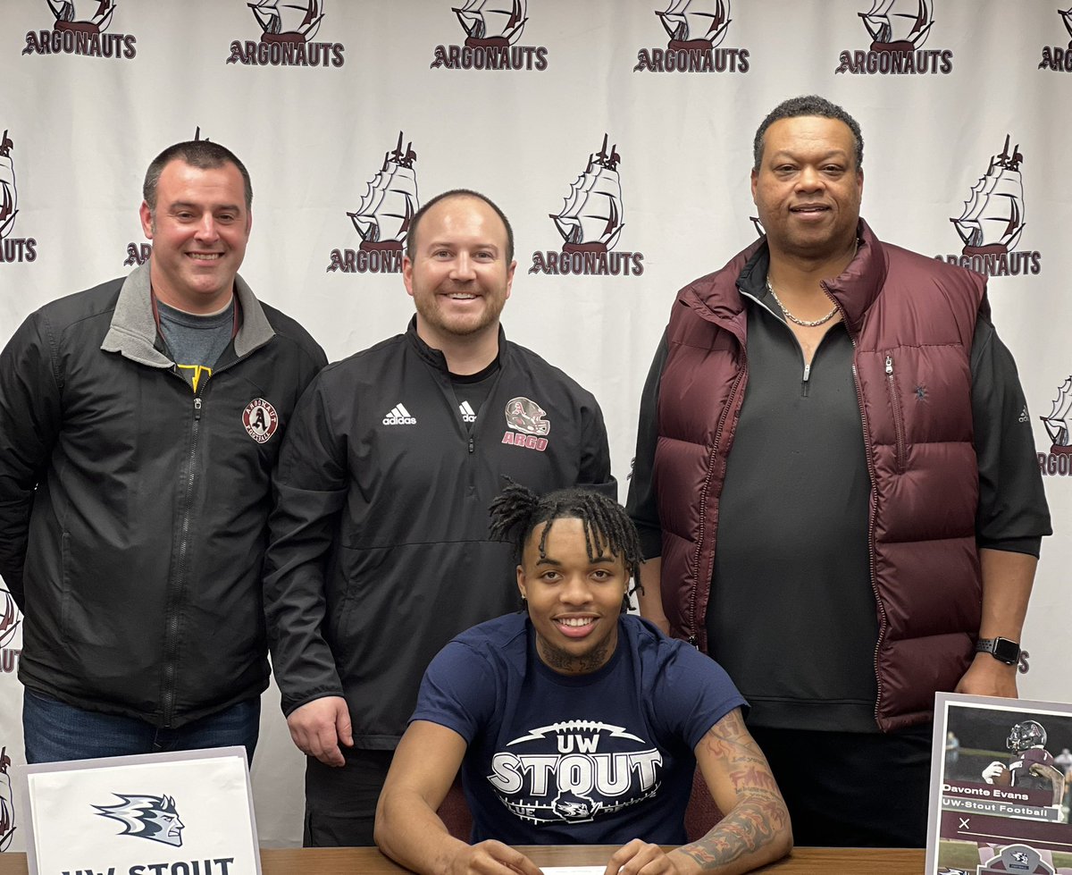 Congratulations to Davonte Evans (<a href="/DavonteEvans16/">Davonte Evans 🎸</a>) on officially signing today to attend the University of Wisconsin-Stout!
#BuildtheShip | #BleedBlue

<a href="/Coach_Key1/">KeyShawn Carpenter</a> <a href="/UWStoutFootball/">UW-Stout Football</a> <a href="/CoachRossberg/">Coach Rossberg</a> <a href="/EDGYTIM/">Timothy “EDGYTIM” OHalloran</a>