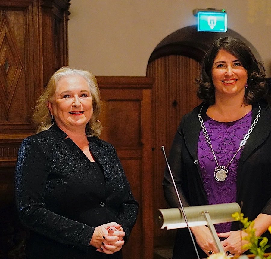 Blaricum heeft een nieuwe burgemeester: vanaf nu is Barbara de Reijke onze eerste burger. Van harte gefeliciteerd en heel veel succes en plezier in ons mooie dorp🙏🏻