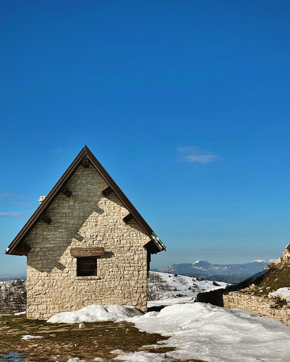 Have you ever been on the 'roof' of Puglia?
We are on Monte Cornacchia, the highest peak in the region, on between Biccari and Faeto.

#WeAreinPuglia       

📸 @mik_ciuffreda