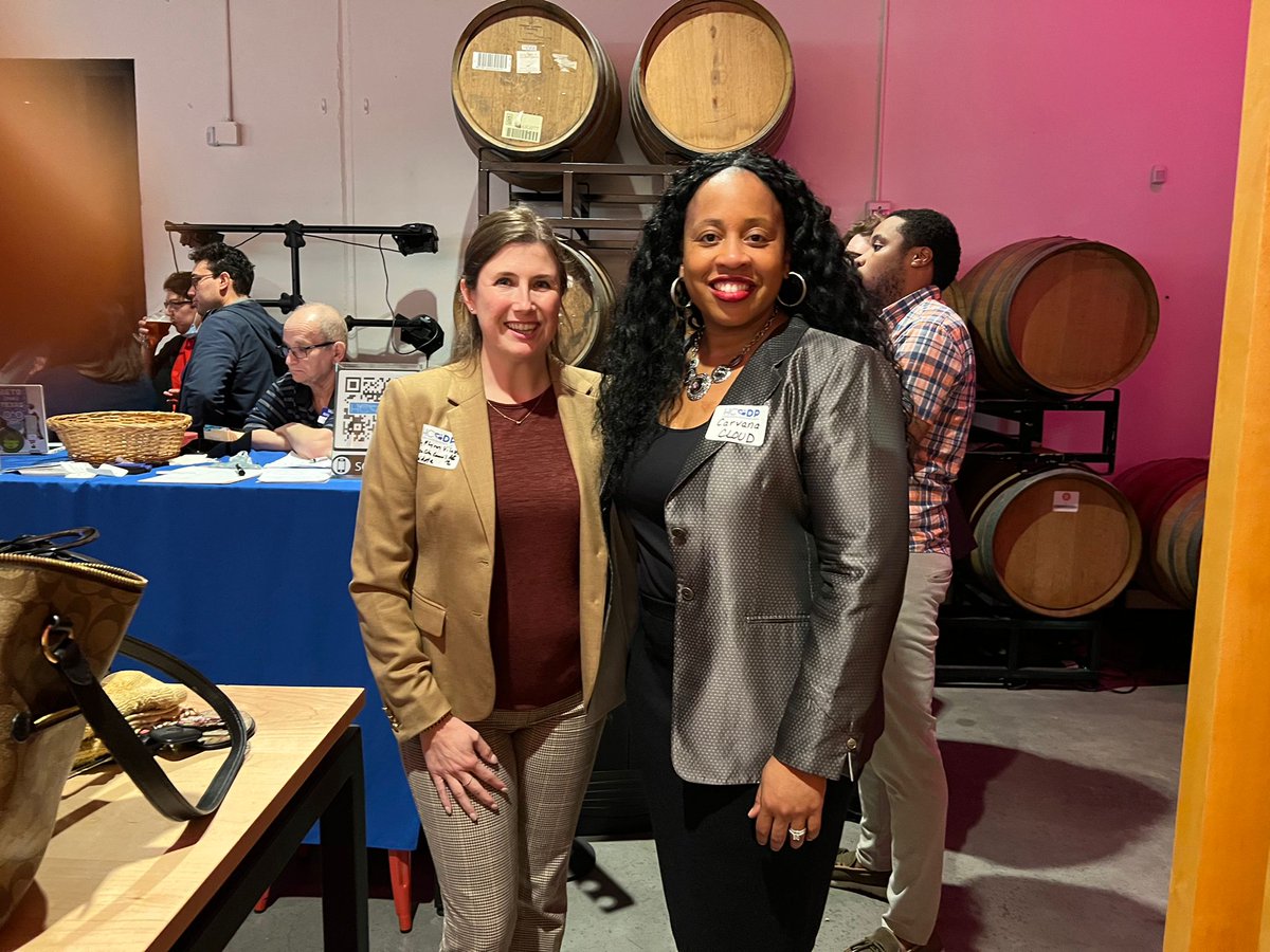 hmfv1's tweet photo. I enjoyed catching up with our progressive allies at the Harris County Democratic Party Fundraiser last night. The support for our grassroots campaign is strong! I'm blessed to have the full backing of some of Houston's hardest working Democratic supporters. #VoteHolly https://t.co/SWoQkLzHx2