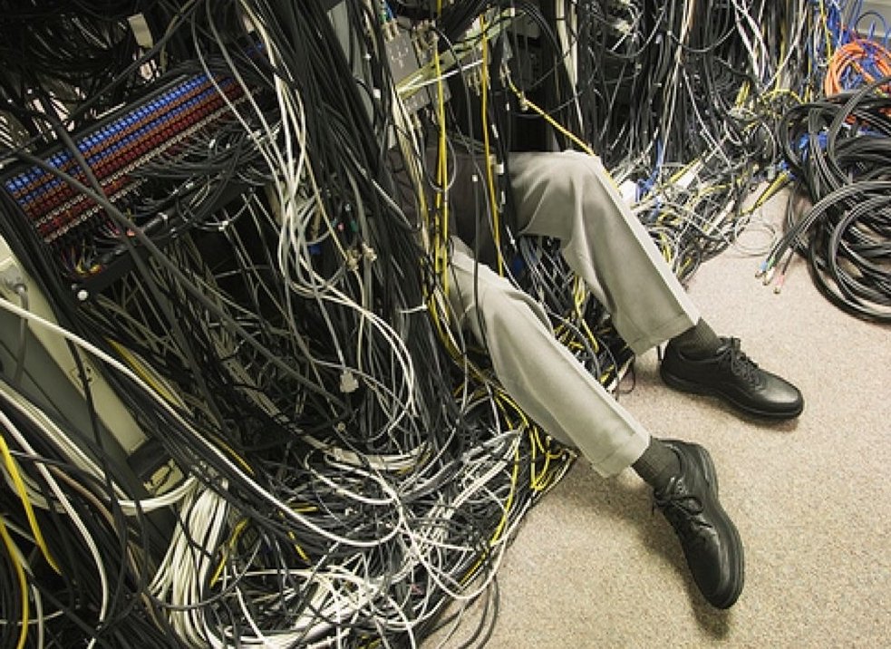 CramerTracker's tweet photo. Live shot of Elon fixing Twitter's servers https://t.co/An6tglBnx0
