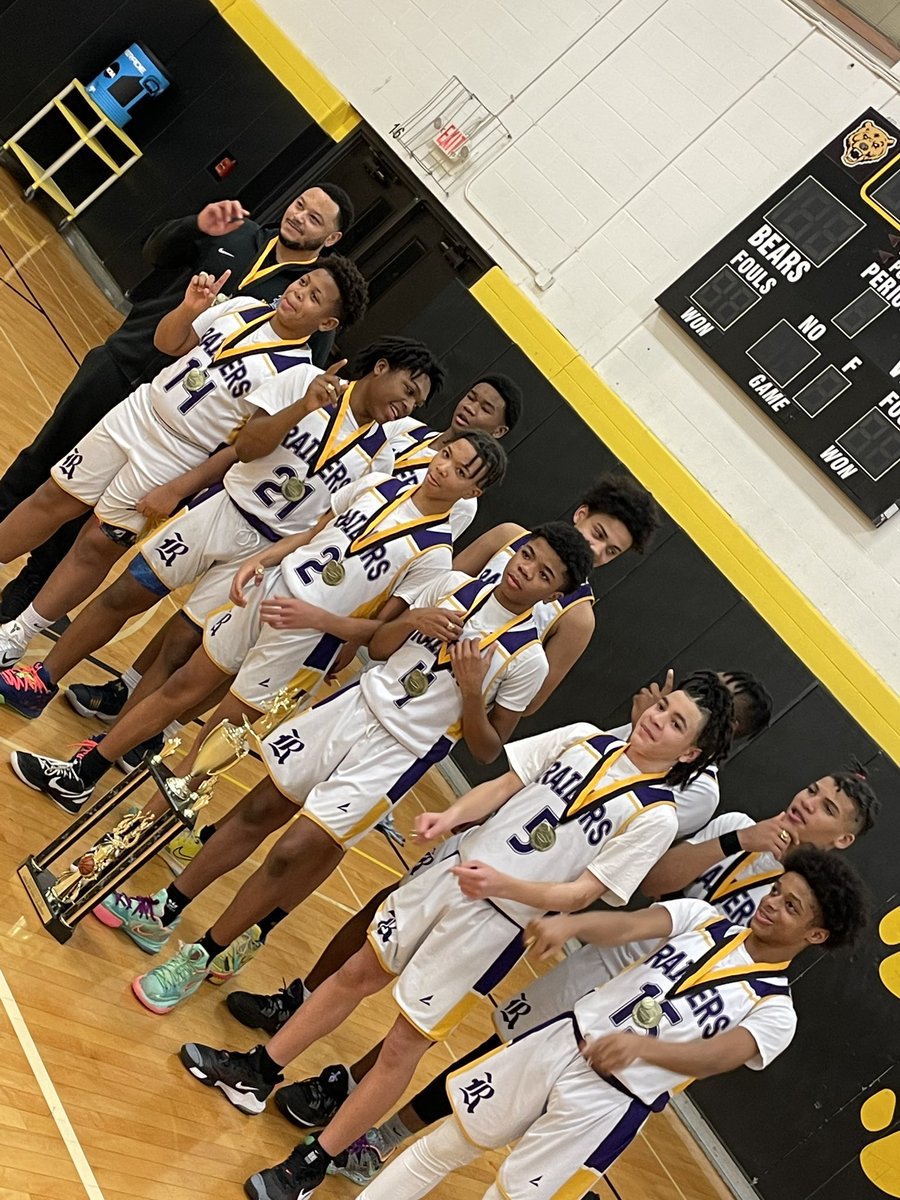 ItsMsHilbert's tweet photo. 7th Grade Boys B-Ball Tournament Champs!

UNDEFEATED 💜💛💜💛 https://t.co/jTiMXymE7k