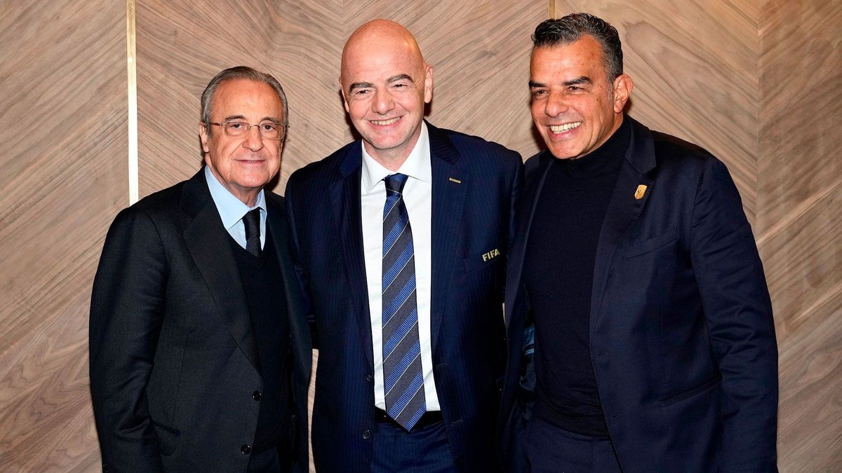 🤝 Florentino Pérez, FIFA president Gianni Infantino and @AlAhlyEnglish  supremo Khaled Mortagy exchanged gifts at the match. #ClubCW