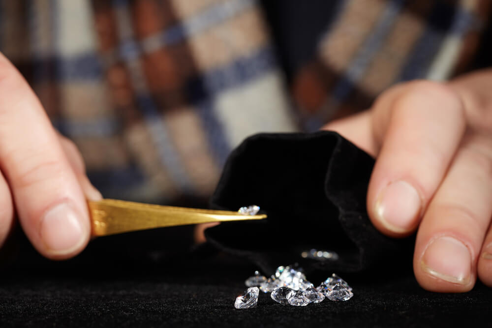 m_itrading's tweet image. Diamond Investment Scams

Here are several of the most common diamond scams around and the best ways of avoiding them.

Read more!
leibish.com/diamond-invest…
.
.
#diamonds #investmentscams #diamondscam