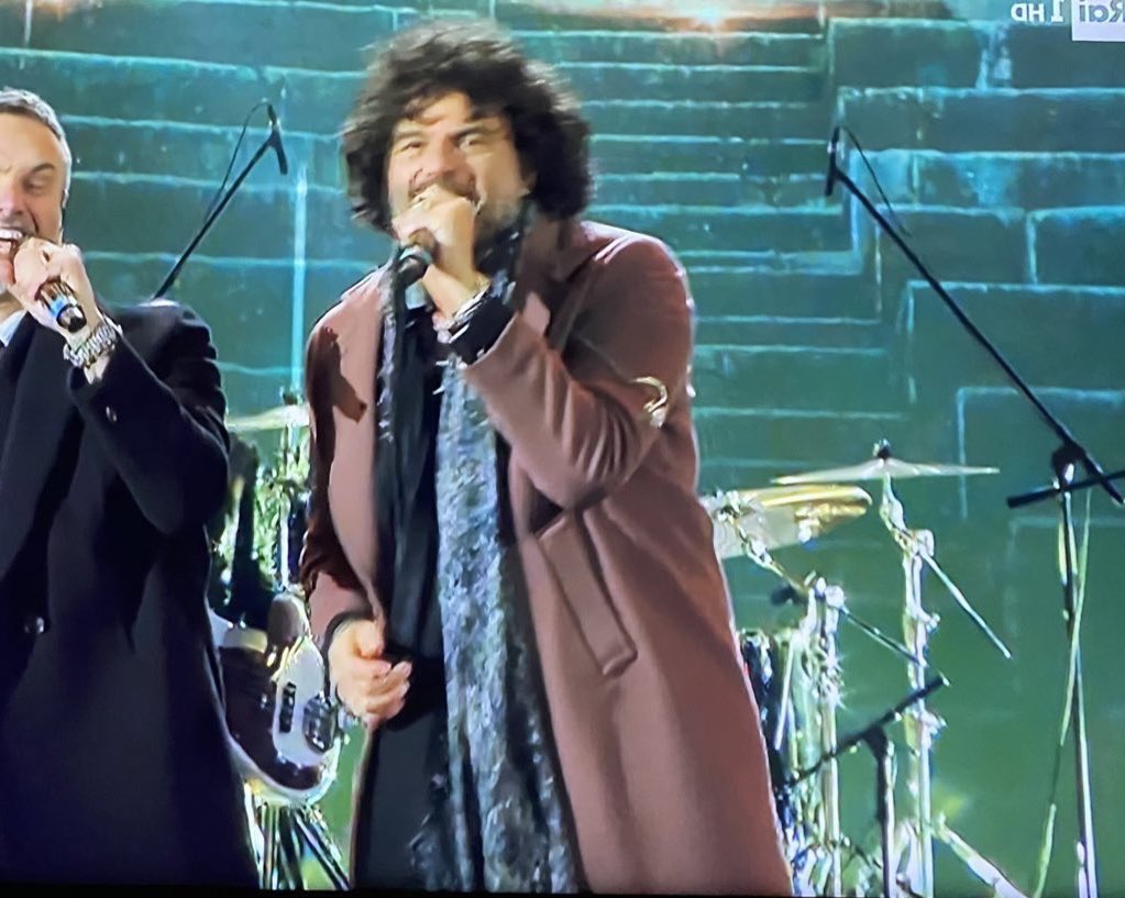 clxlla's tweet photo. quella bizzarra somiglianza tra Renga e Harry Styles a X-Factor… #sanremo23 #sanremo https://t.co/aQ8XoWK7jf