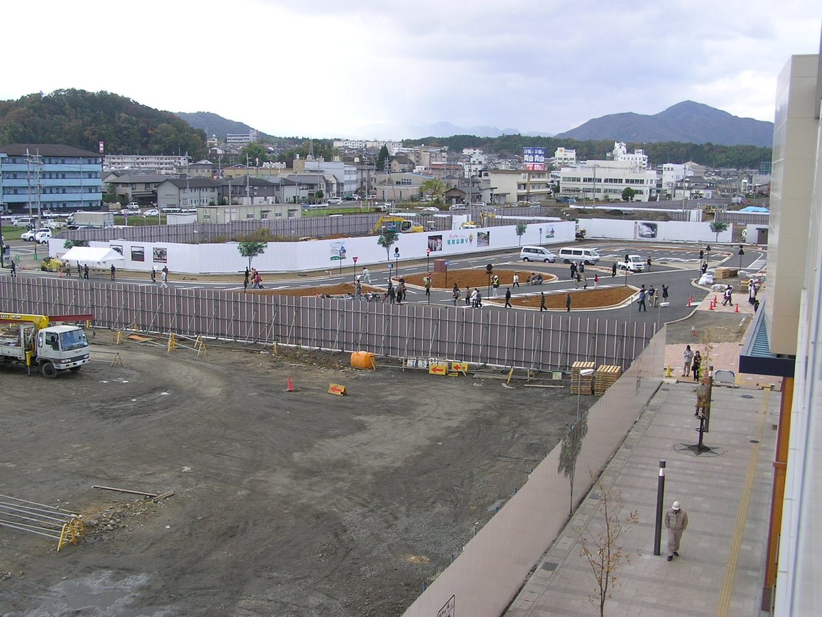 福知山新駅の話つづき（2005.10）
画像1：最も南側の5番ホームから京都方を見る。開業1週間前には信号が点灯していました。
ヘルメット着用で軌道面へ降り、50mほど高架橋上を歩いたのは良き思い出。
画像3：最も南側の5番ホームから福知山運転所跡地にできた南口を見る。ヒマラヤもヤマダも無い時代。